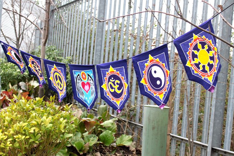7-Flaggen-Banner - Liebe im Mittelpunkt