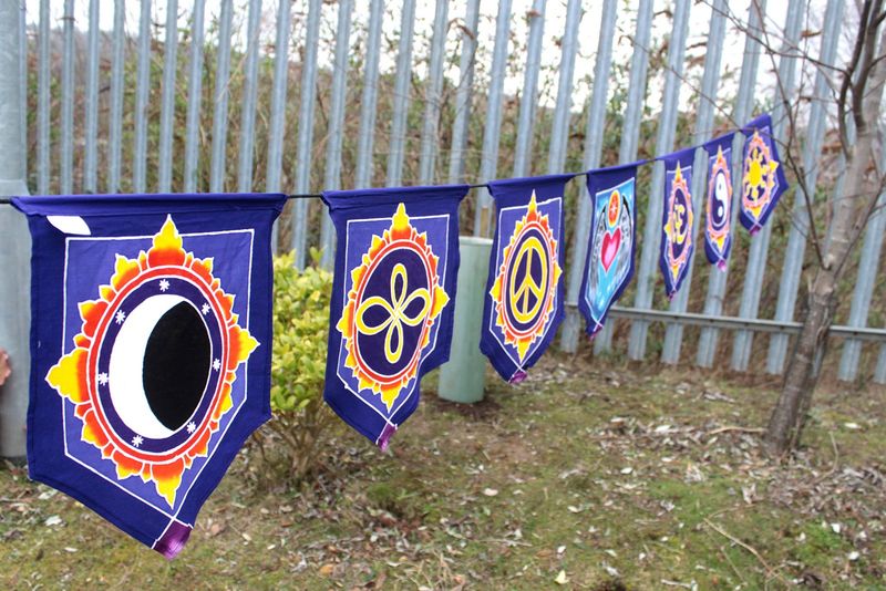 7-Flaggen-Banner - Liebe im Mittelpunkt