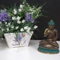 Mitt sitzender Buddha mit Hand hoch