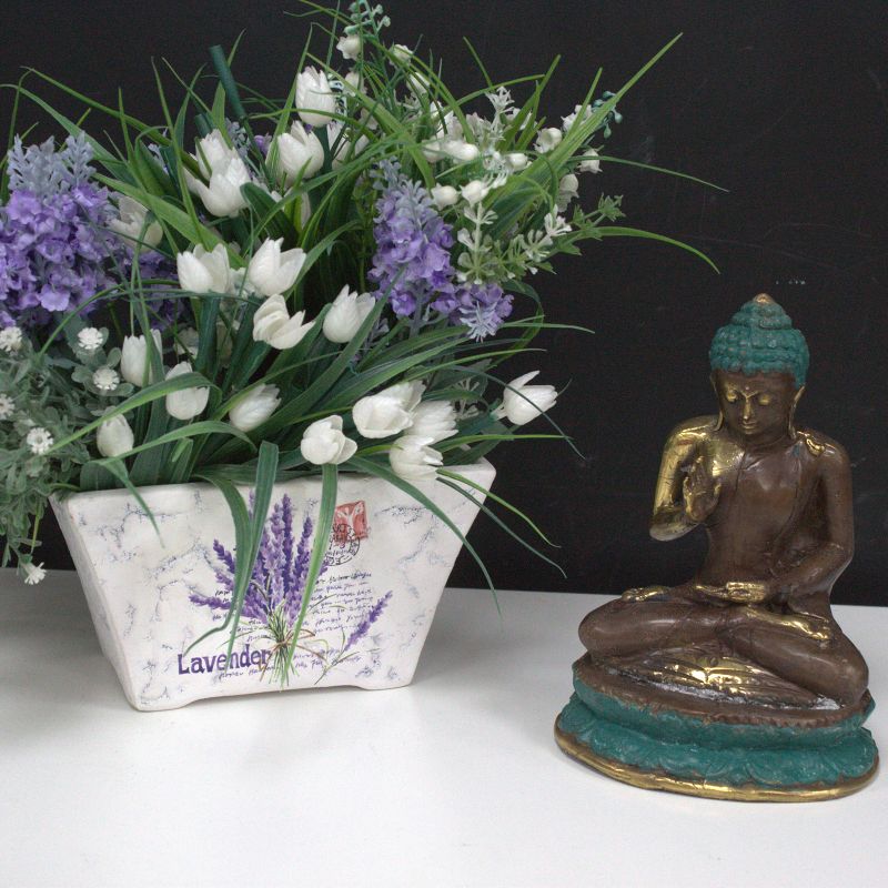 Mitt sitzender Buddha mit Hand hoch