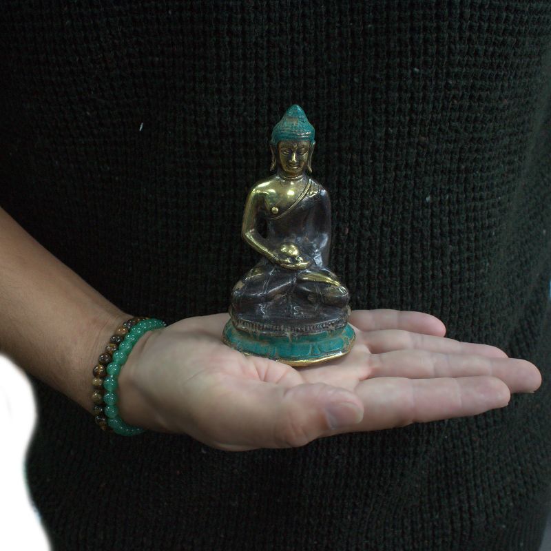 Mitt. Meditation sitzender Buddha