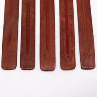 Geschnitzter Holzhalter aus Mangoholz