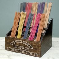 Räucherstäbchendisplay aus Mangoholz