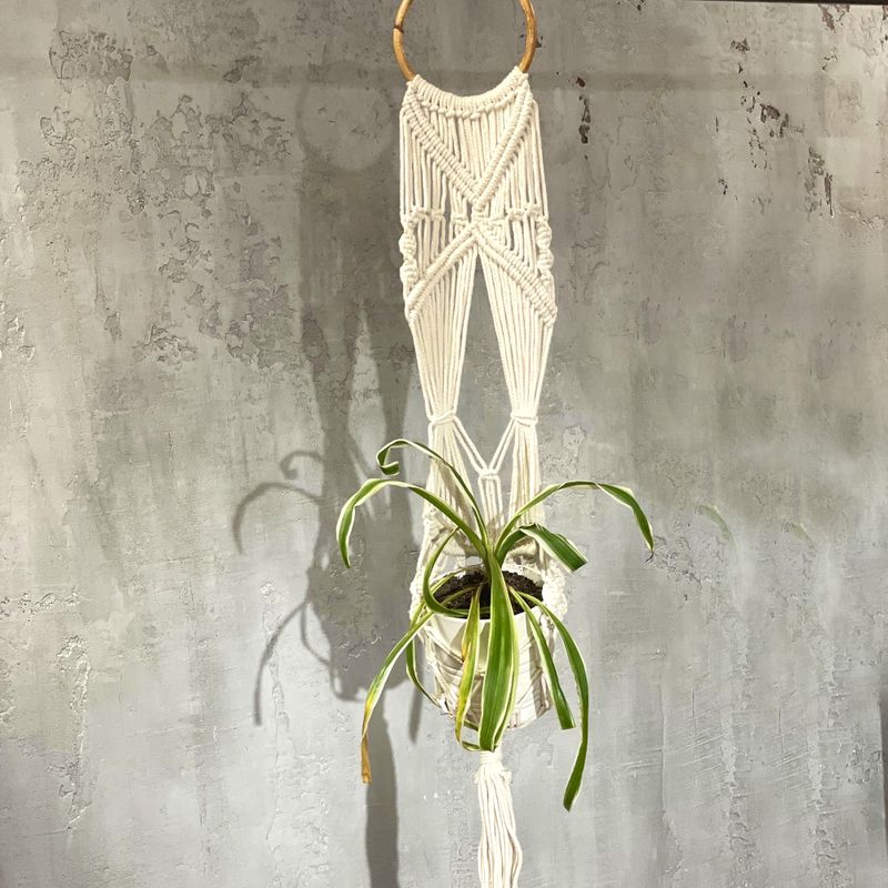Makramee Topfhalter - Lang mit rattan Kranz