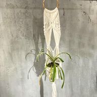 Makramee Topfhalter - Lang mit rattan Kranz