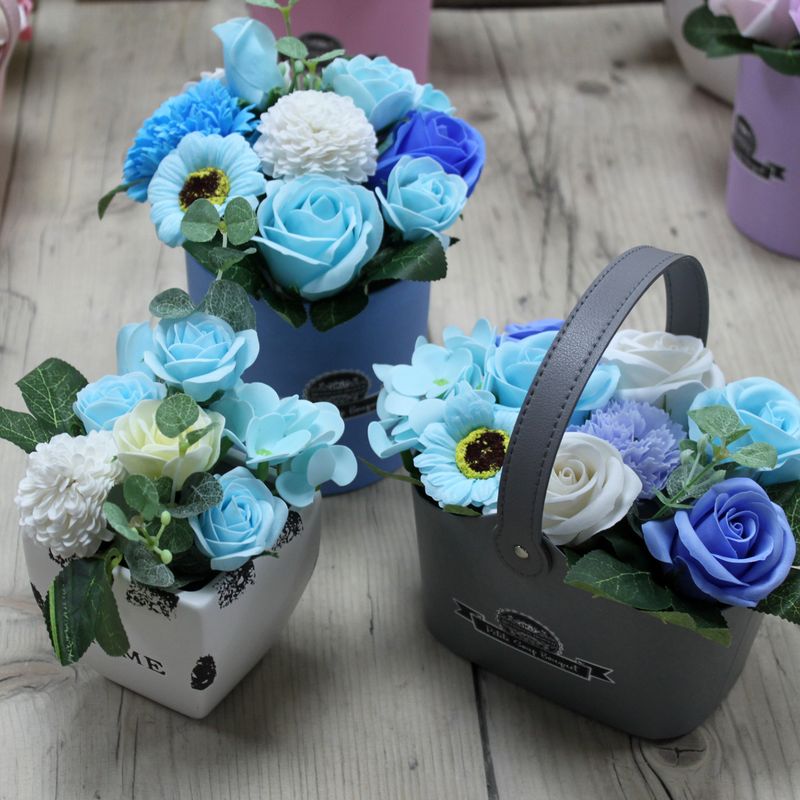 Kleiner Blumenstrauß in Korb - Beruhigender Blues