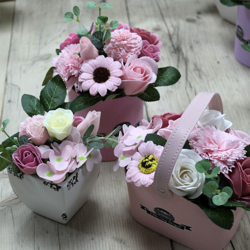Kleiner Blumenstrauß in Korb - Friedliches Rosa
