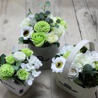 Kleiner Blumenstrauß in Korb - Pastellgrün