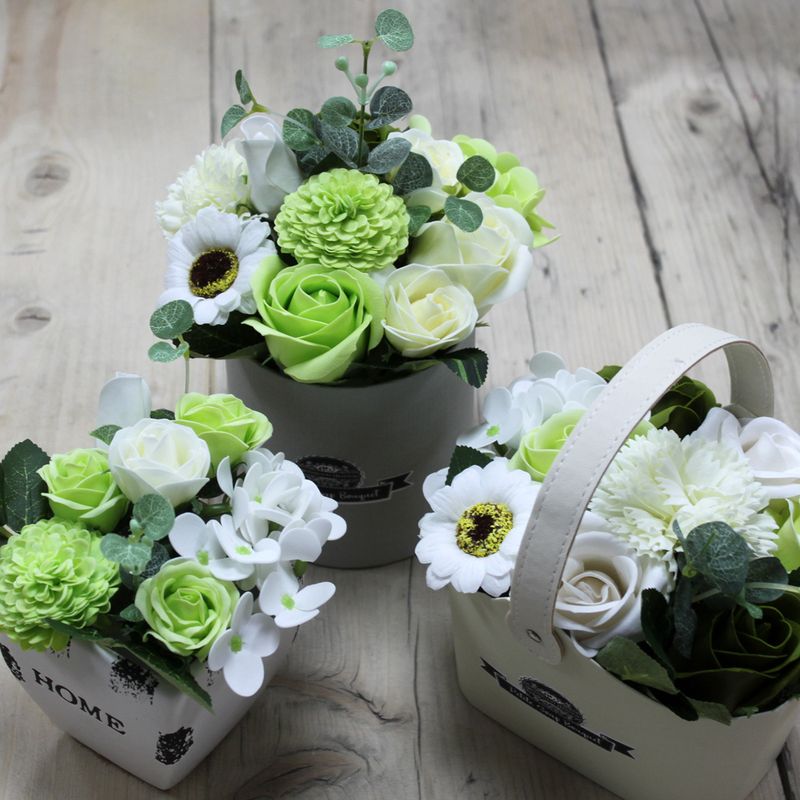 Kleiner Blumenstrauß in Korb - Pastellgrün