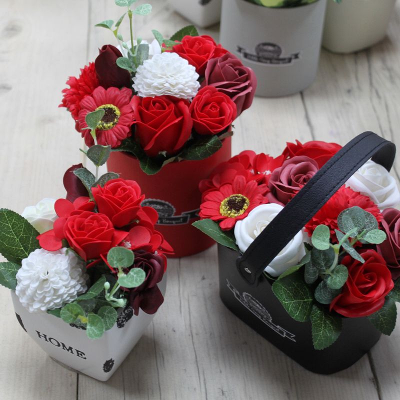Kleiner Blumenstrauß in Korb - Reiches Rot