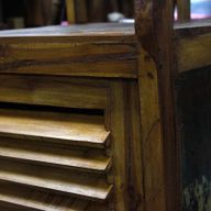Offenes Regal aus recyceltem Teakholz
