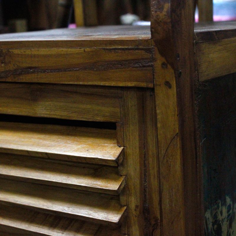 Offenes Regal aus recyceltem Teakholz