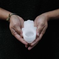 Kerzenhalter aus Selenit "Hamsa"