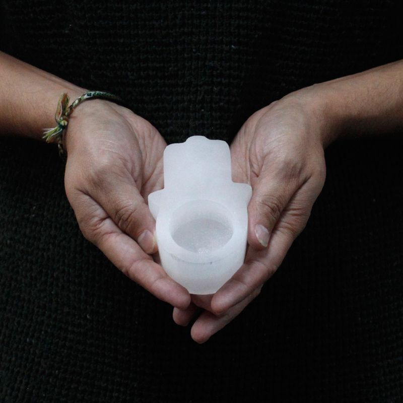 Kerzenhalter aus Selenit "Hamsa"