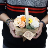 Mittelgroßes Bouquet in Weidenkorb - orange