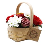 Mittelgroßes Bouquet in Weidenkorb - rot