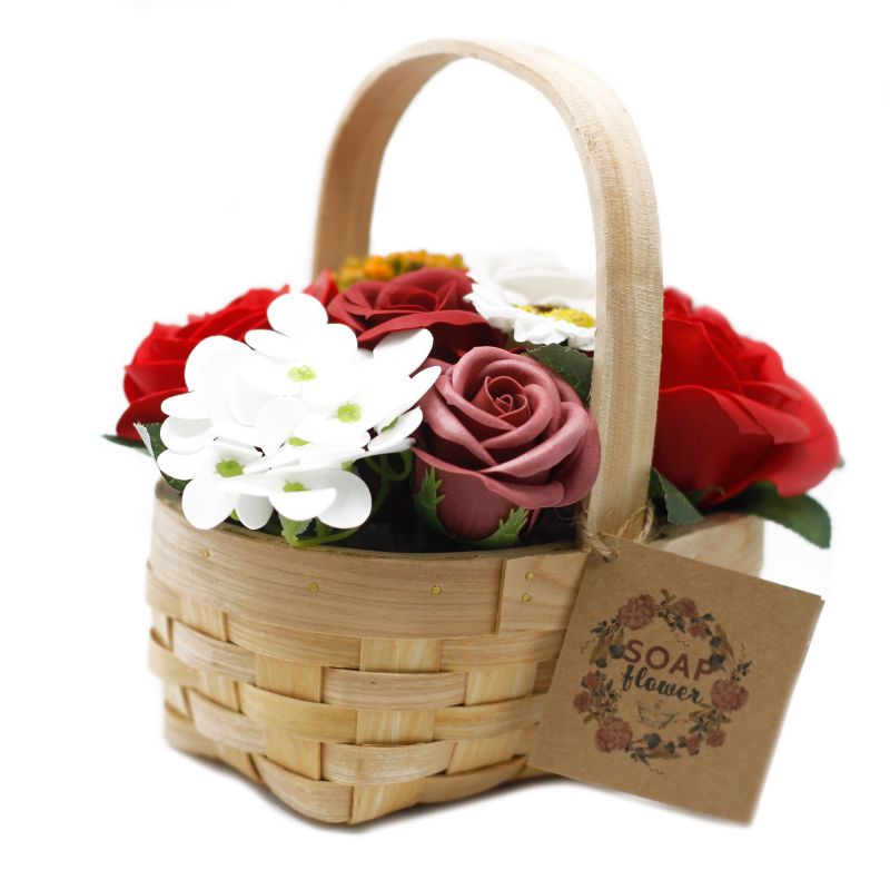Mittelgroßes Bouquet in Weidenkorb - rot