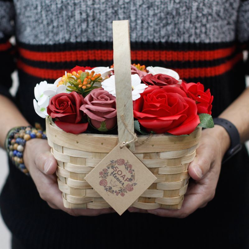 Großes Bouquet in Weidenkorb - rot