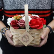 Großes Bouquet in Weidenkorb - rot