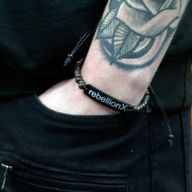 Coco-Slogan-Armreifen – Rebellion X