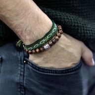 Braune Perlen und Buddha-Armreif