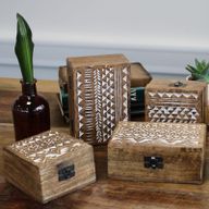 Holzbox weissgewaschen- 3x1.5 Pillendose Slawisches Design