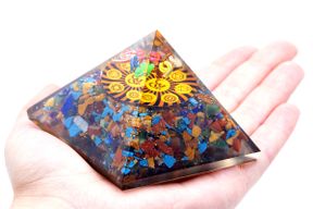 Orgonite Pyramide 'Om Chakra' - 70 mm