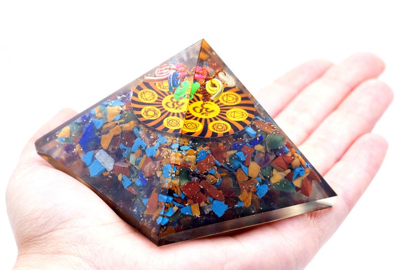 Orgonite Pyramide 'Om Chakra' - 70 mm