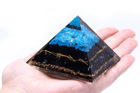 Orgonite Pyramide 'türkiser und schwarzer Turmalin' - 70 mm