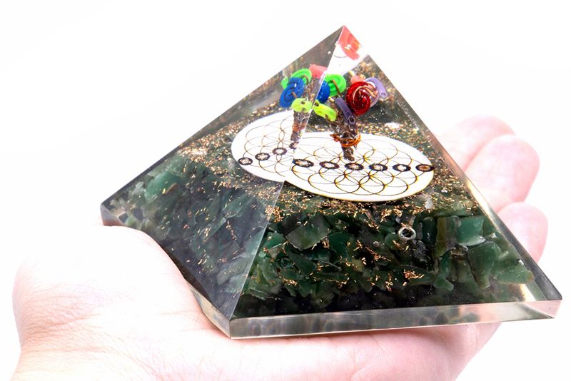 Orgonite Pyramide 'Flower of Life' grün - 70 mm