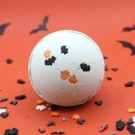 Halloween-Badebombe mit Kokosnuss und Limette