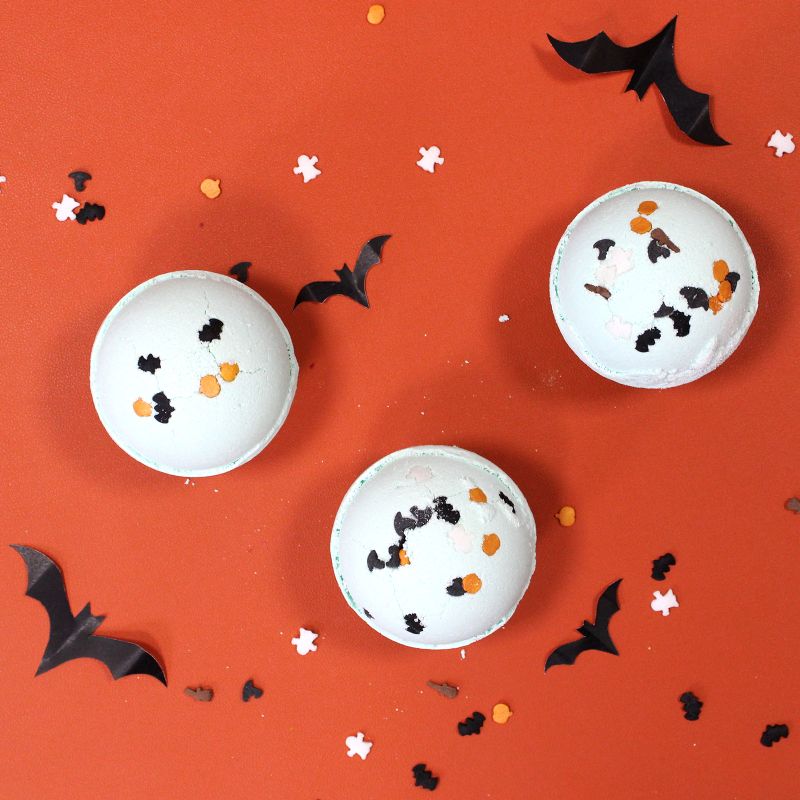 Halloween-Badebombe mit Kokosnuss und Limette