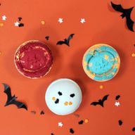 Halloween-Badebombe mit Kokosnuss und Limette