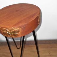 Pflanzenständer aus Albesia  Holz - Terrakotta- und Golddetail