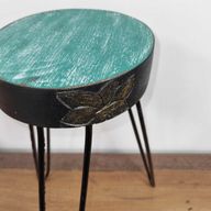 Pflanzenständer aus Albesia  Holz - Türkis & Golddetail