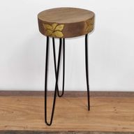 Pflanzenständer aus Albesia  Holz - Natur- und Golddetail