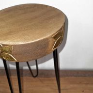 Pflanzenständer aus Albesia  Holz - Natur- und Golddetail