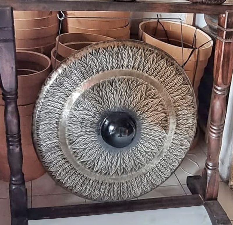 Großer Meditationsgong auf antikem braunem Ständer - 80 cm - Schwarz - Standard