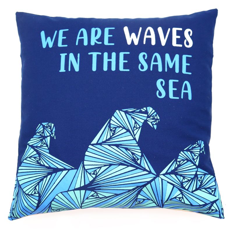 Bedruckter Kissenbezug aus Baumwolle – We are Waves – Grau, Blau und Natur