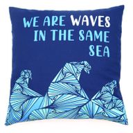 Bedruckter Kissenbezug aus Baumwolle – We are Waves – Grau, Blau und Natur