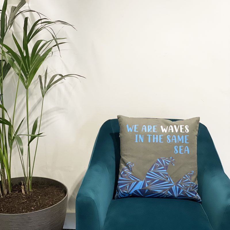 Bedruckter Kissenbezug aus Baumwolle – We are Waves – Grau, Blau und Natur
