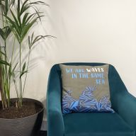Bedruckter Kissenbezug aus Baumwolle – We are Waves – Grau, Blau und Natur