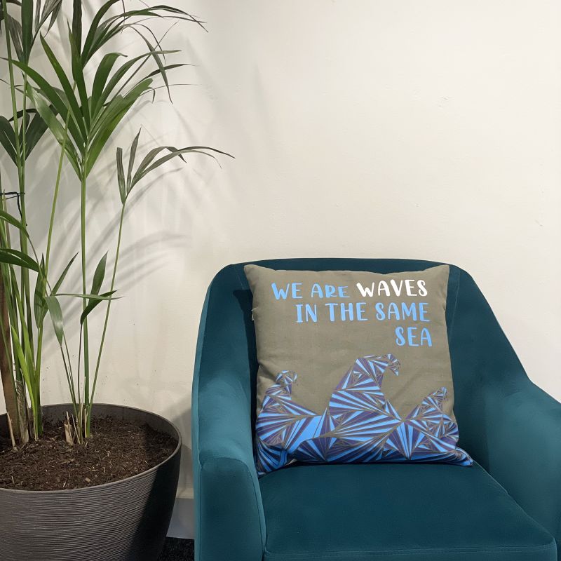 Bedruckter Kissenbezug aus Baumwolle – We are Waves – Grau, Blau und Natur