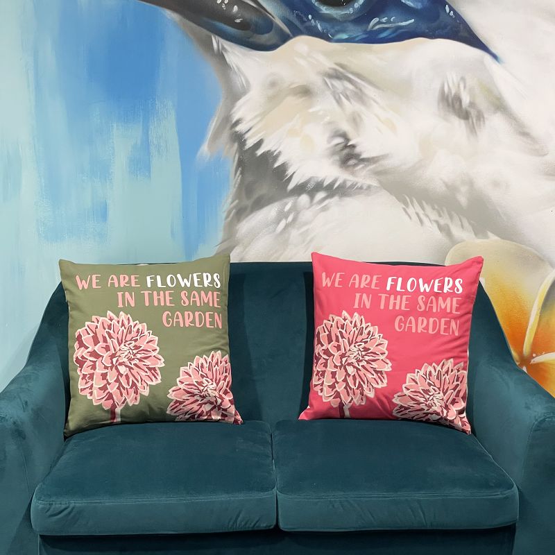 Bedruckter Kissenbezug aus Baumwolle – Wir sind Blumen – Oliv, Rosa und Natur