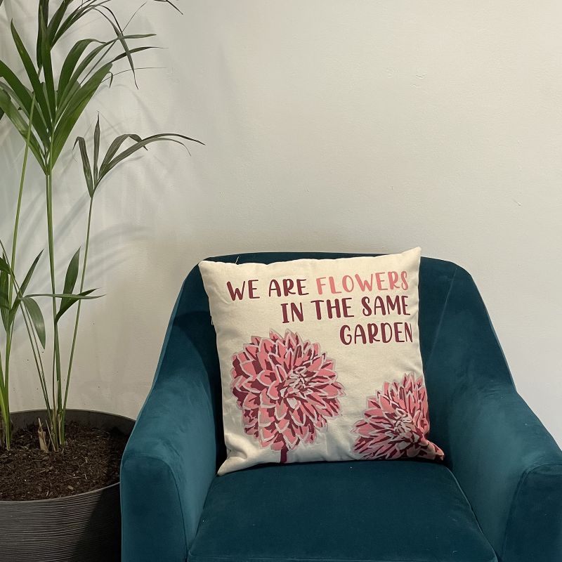 Bedruckter Kissenbezug aus Baumwolle – Wir sind Blumen – Oliv, Rosa und Natur
