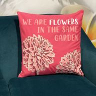 Bedruckter Kissenbezug aus Baumwolle – Wir sind Blumen – Oliv, Rosa und Natur