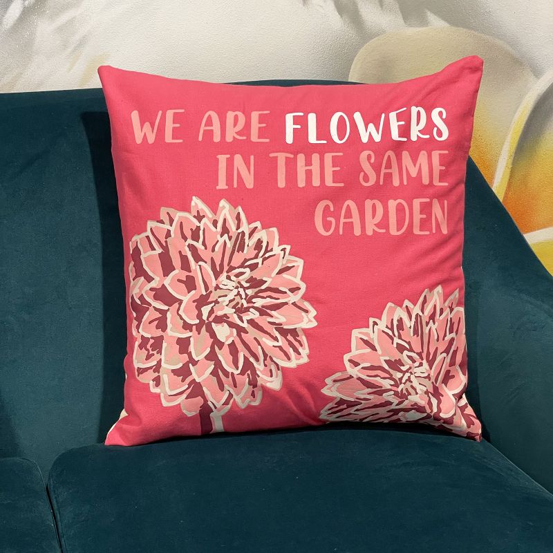 Bedruckter Kissenbezug aus Baumwolle – Wir sind Blumen – Oliv, Rosa und Natur