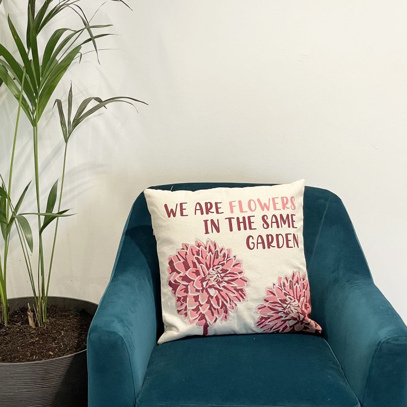 Bedruckter Kissenbezug aus Baumwolle – Wir sind Blumen – Oliv, Rosa und Natur