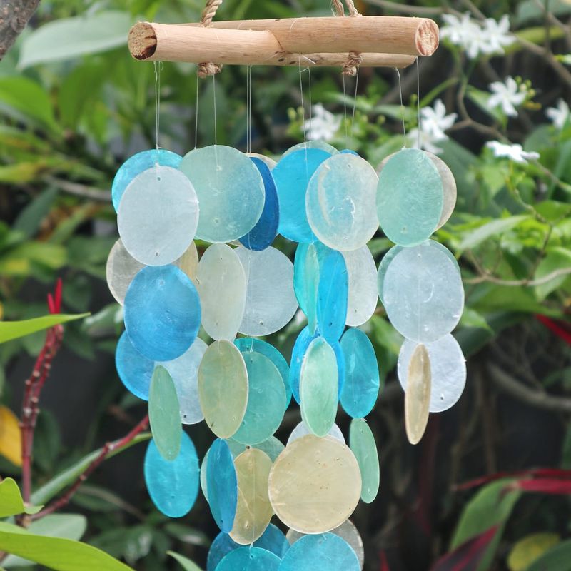 Blau und Perlmuttfarbenes Glockenspiel aus Treibholz