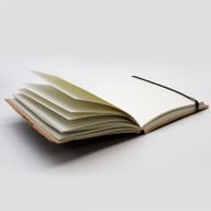 Mittleres Notizbuch mit Trageriemen – Kosmische Göttin